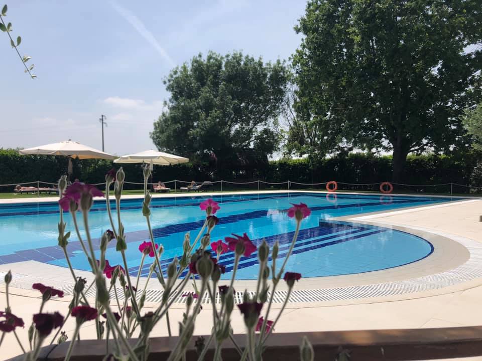 Piscina con fiori e verde in Boutique Hotel in Romagna - Villa Monet