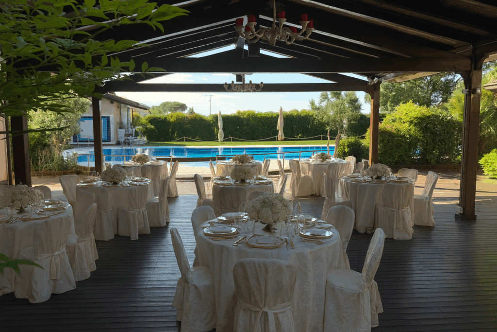 Pergola vista piscina per eventi in Villa Monet