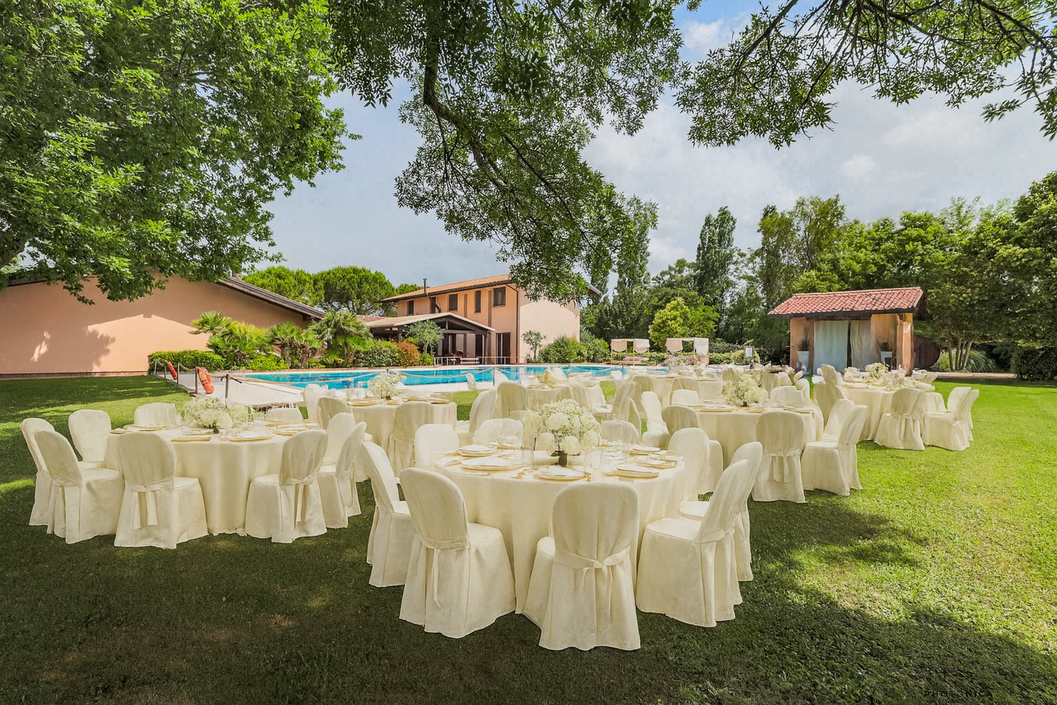 Allestimento evento nel giardino di Villa Monet