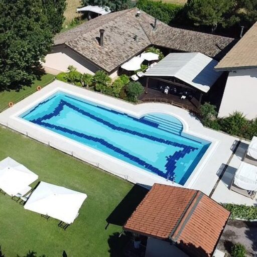 Vista aerea della piscina di un Boutique Hotel in Romagna immerso nel verde - Villa Monet